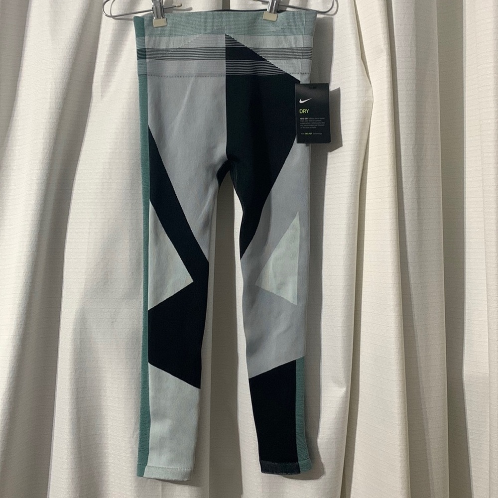 BNWTA Nike SculptLux Tight Fit Womens S